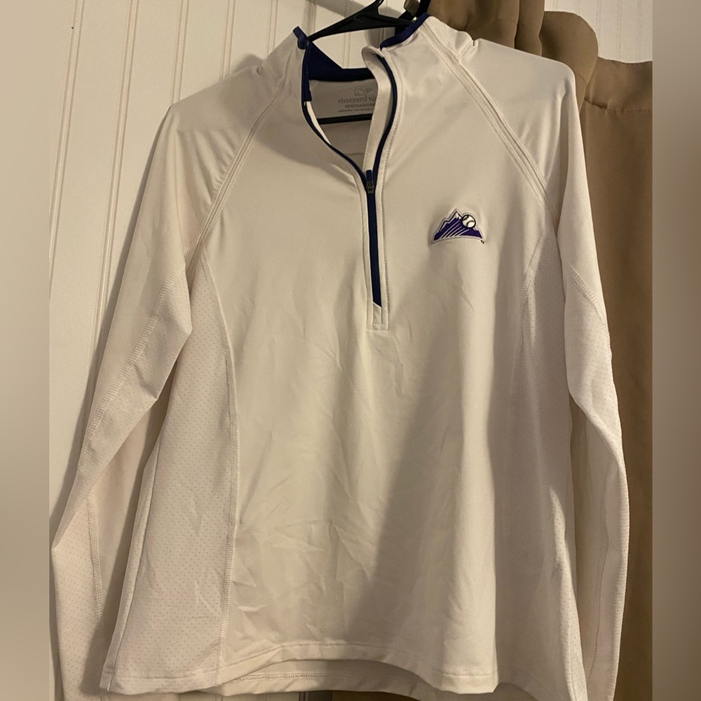 Vineyard Vines Rockies performance quarter zip shirt. Size Medium
